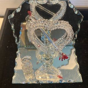 NIB Spun Glass Heart with Scalloped Mirror Base